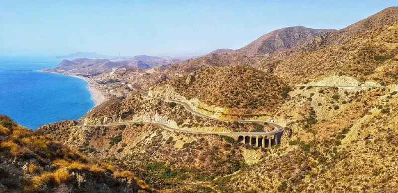 Una hermosa carretera de montaña en dirección a Aguilas